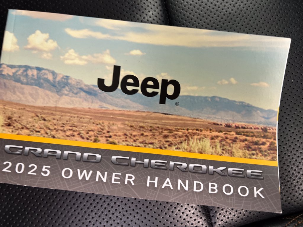 Used 2025 Jeep Grand Cherokee Summit w/ Obsidian Package AWD/4WD image 36