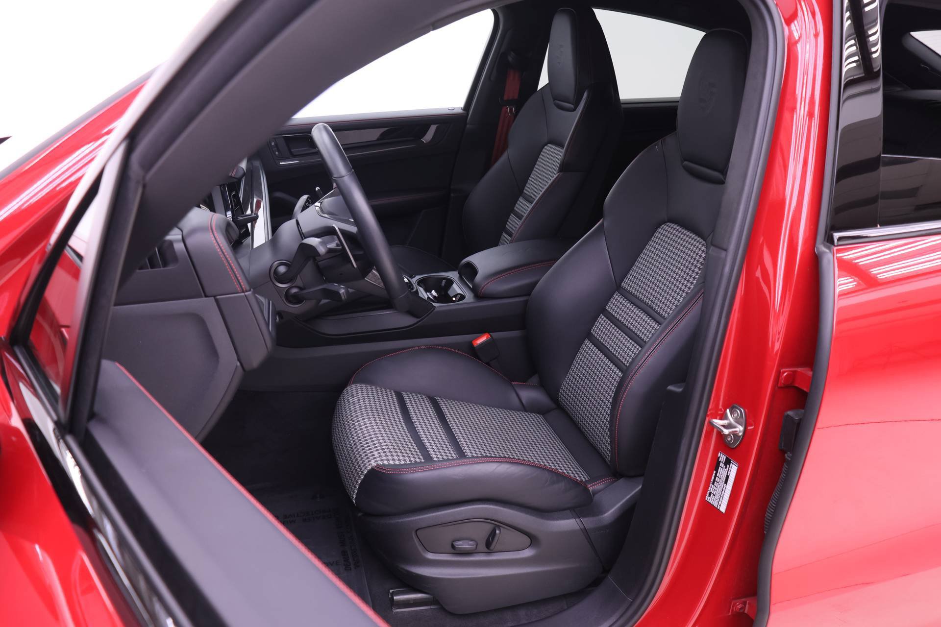 Certified 2025 Porsche Cayenne GTS AWD/4WD image 5