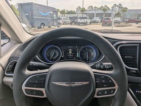 Used 2024 Chrysler Pacifica Touring-L FWD image 28