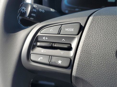 Certified 2025 Hyundai Venue SEL FWD image 21