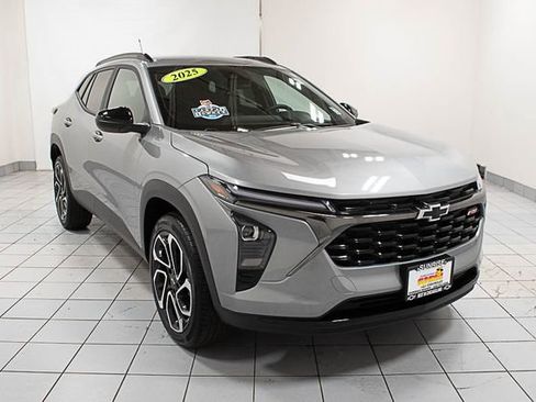 Certified 2025 Chevrolet Trax RS w/ Driver Confidence Package FWD image 1