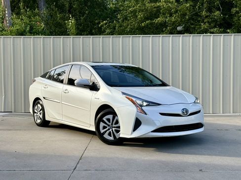 Used 2017 Toyota Prius FWD image 1