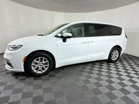 Used 2023 Chrysler Pacifica Touring-L FWD image 20