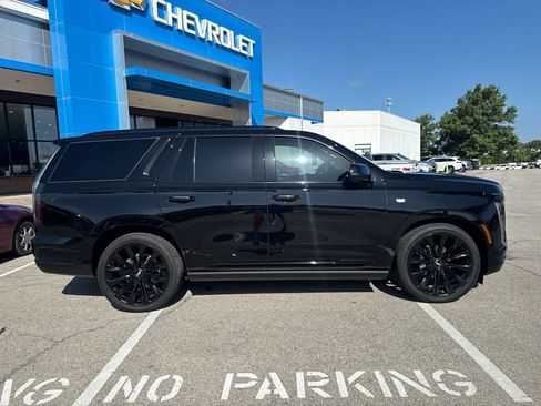 Used 2025 Cadillac Escalade Sport Platinum w/ LPO, ONYX Package AWD/4WD image 2