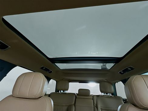 Used 2025 Land Rover Range Rover SE image 23