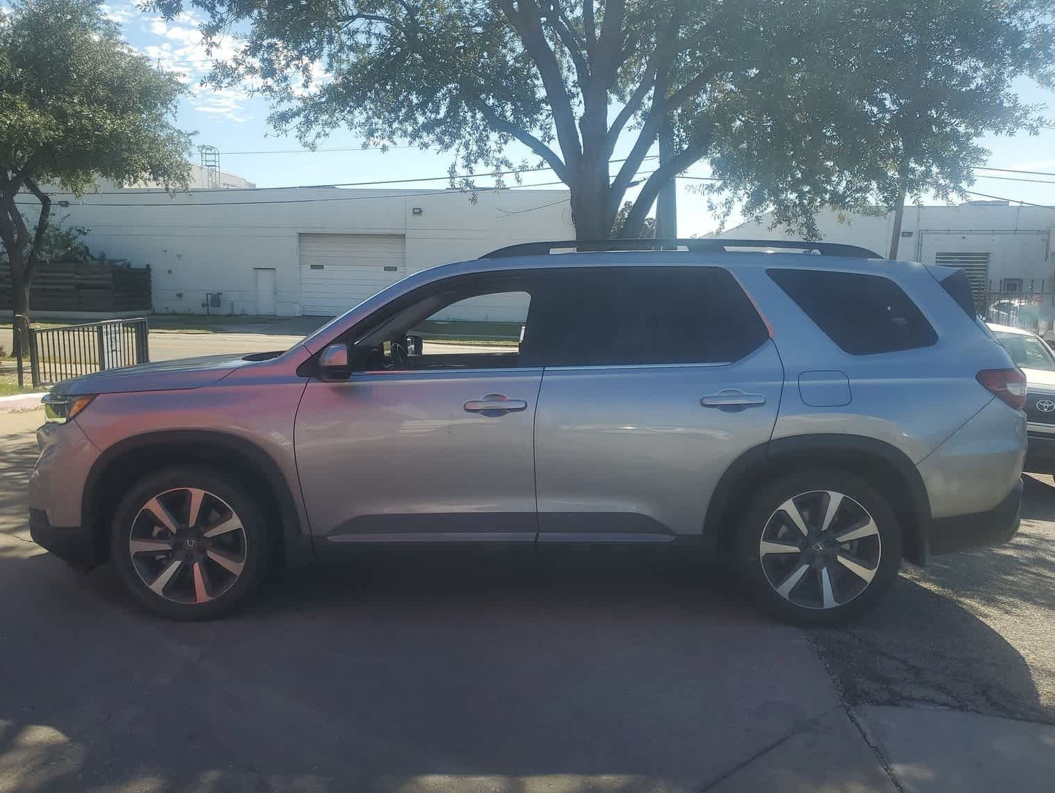 Used 2025 Honda Pilot Touring image 3