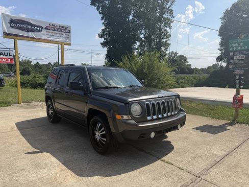 Used 2015 Jeep Patriot Latitude FWD image 3
