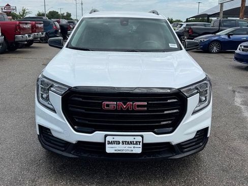 Used 2024 GMC Terrain SLE w/ Driver Convenience Package FWD image 2