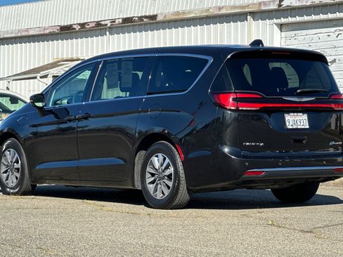 Used 2024 Chrysler Pacifica Limited FWD image 8