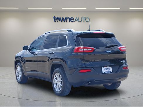Used 2017 Jeep Cherokee Latitude w/ True North Edition AWD/4WD image 3