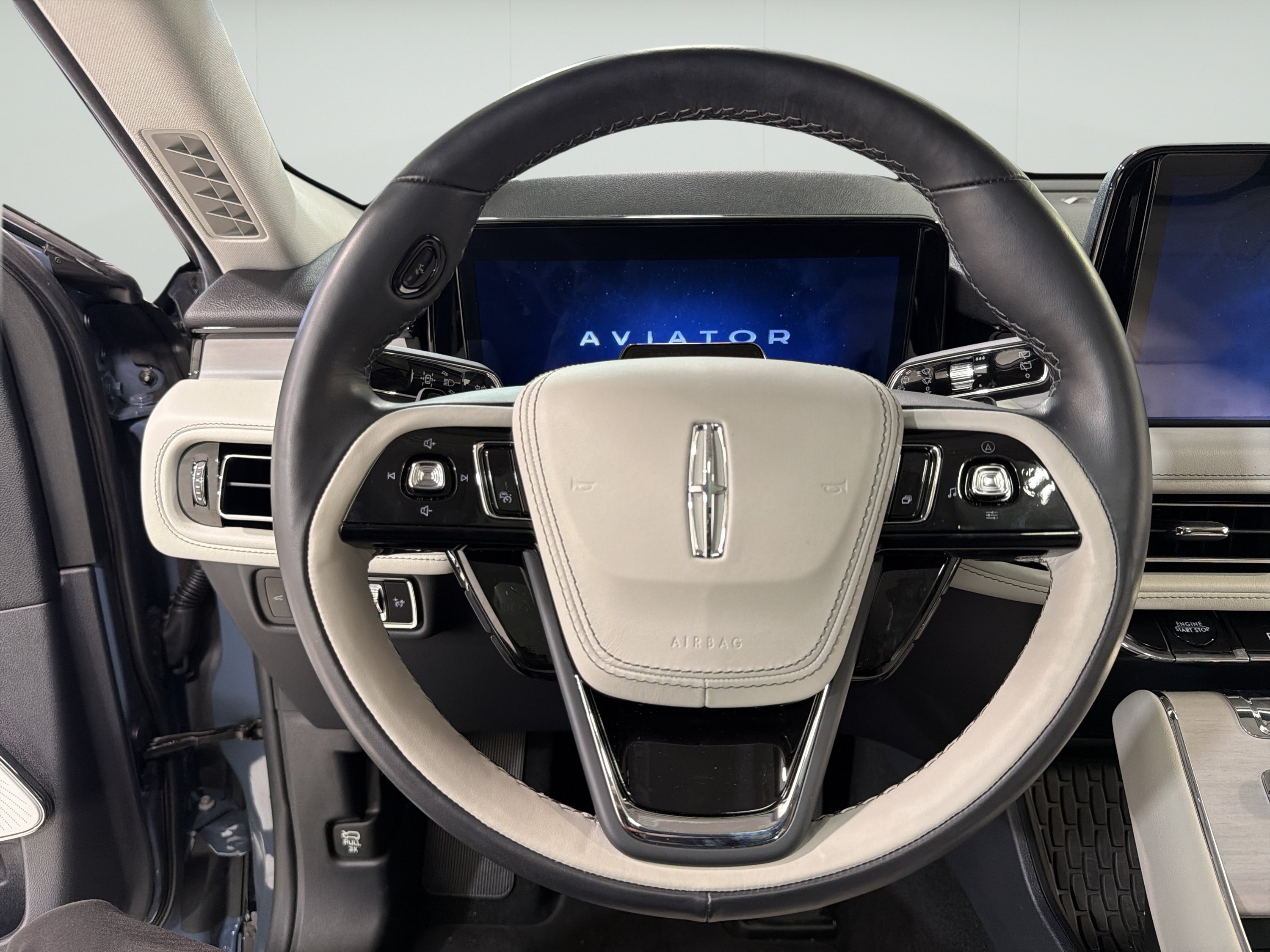 Used 2025 Lincoln Aviator Reserve w/ Equipment Group 201A AWD/4WD image 16