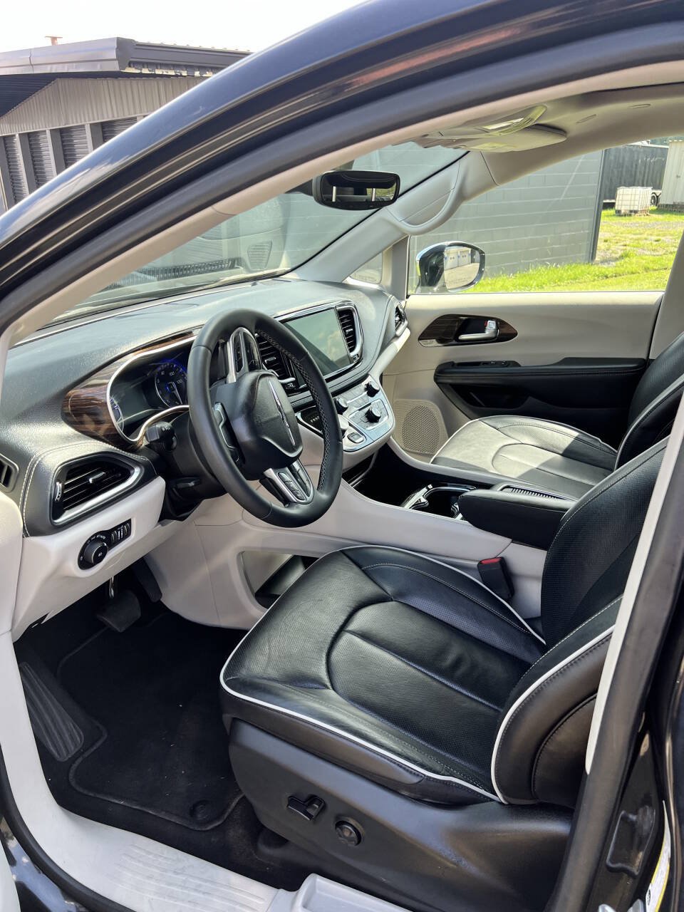 Used 2023 Chrysler Pacifica Limited FWD image 5