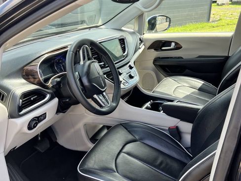 Used 2023 Chrysler Pacifica Limited FWD image 5