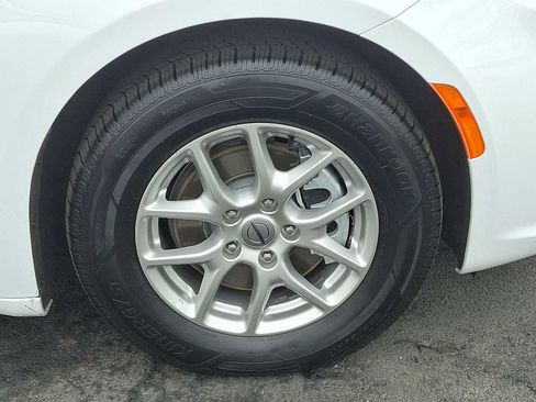 Used 2024 Chrysler Pacifica Touring-L image 8