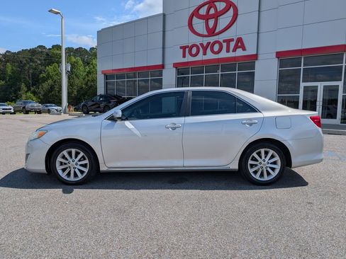 Used 2013 Toyota Camry XLE w/ Convenience Pkg FWD image 2