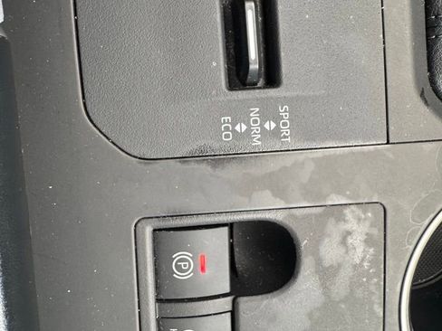 Used 2025 Toyota Highlander XLE image 13