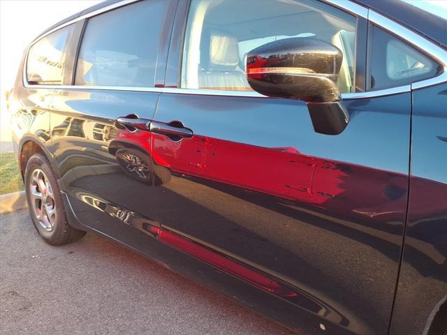 Used 2024 Chrysler Pacifica Limited w/ Uconnect Theater Family Group AWD/4WD image 5