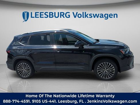 Used 2025 Volkswagen Taos SE FWD image 2