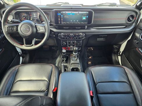 Used 2024 Jeep Gladiator Rubicon AWD/4WD image 19