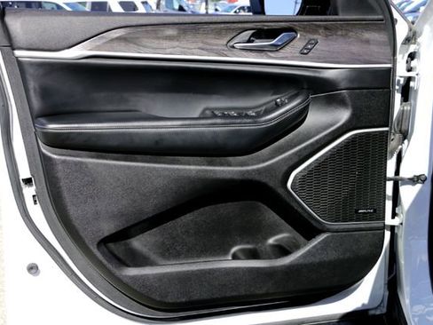 Used 2022 Jeep Grand Cherokee Limited image 20