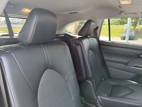 Used 2025 Toyota Highlander XLE AWD/4WD image 28