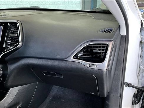 Used 2020 Jeep Cherokee Limited FWD image 21