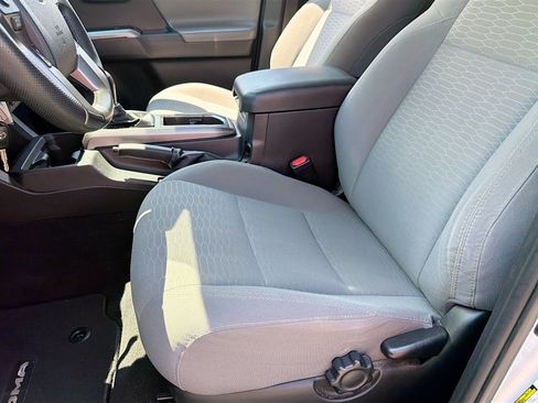 Used 2018 Toyota Tacoma SR5 RWD image 29
