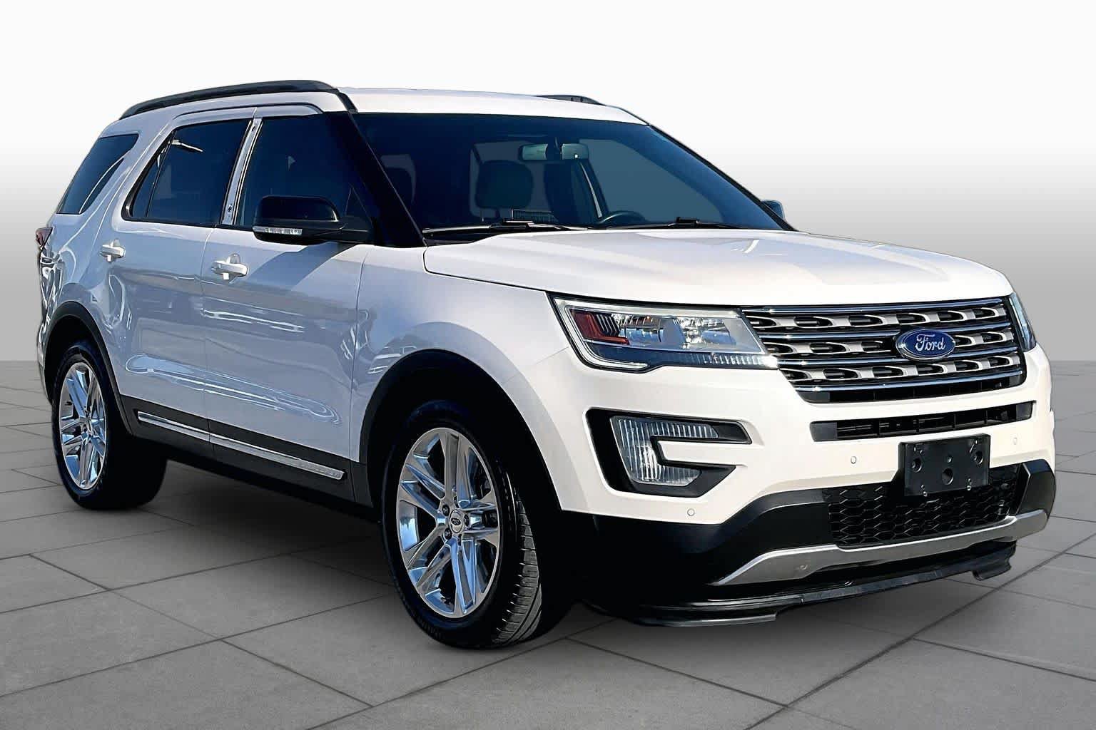 Used 2017 Ford Explorer XLT w/ Equipment Group 202A FWD image 3