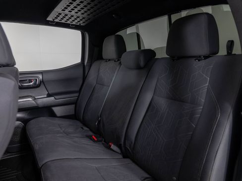 Used 2018 Toyota Tacoma TRD Off-Road w/ Technology Package image 17