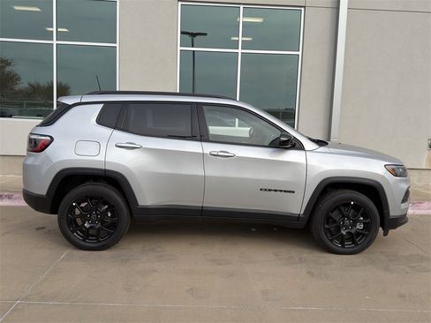 New 2026 Jeep Compass Latitude image 4