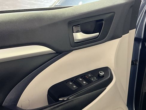 Used 2019 Toyota Highlander XLE AWD/4WD image 16