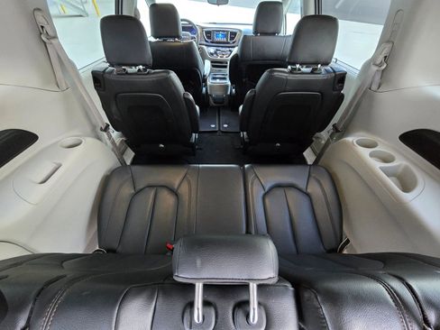 Used 2018 Chrysler Pacifica Touring-L image 19