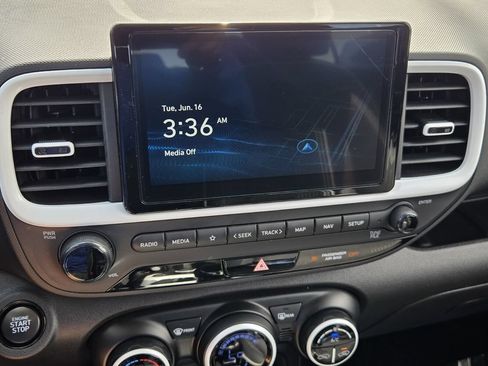 Certified 2025 Hyundai Venue Limited FWD image 19