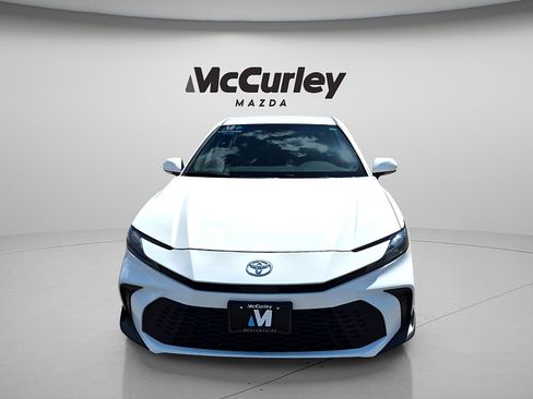 Used 2025 Toyota Camry SE AWD/4WD image 2