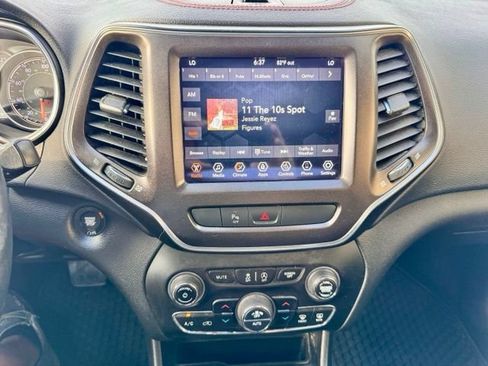 Used 2020 Jeep Cherokee Trailhawk w/ Cold Weather Group AWD/4WD image 13