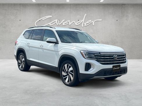 Used 2025 Volkswagen Atlas SE image 2