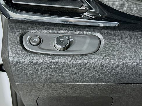 Used 2025 Buick Envista Sport Touring image 17