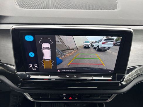 Used 2025 Volkswagen Atlas Cross Sport SE image 17