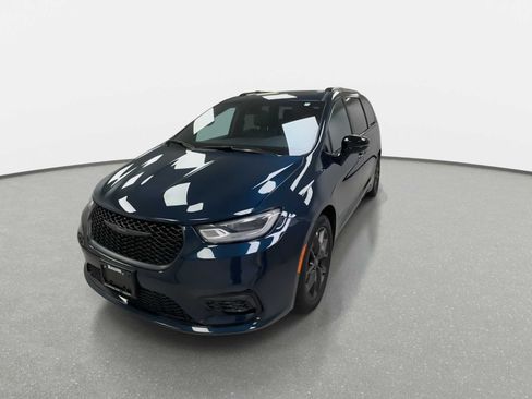 Used 2025 Chrysler Pacifica Limited FWD image 4