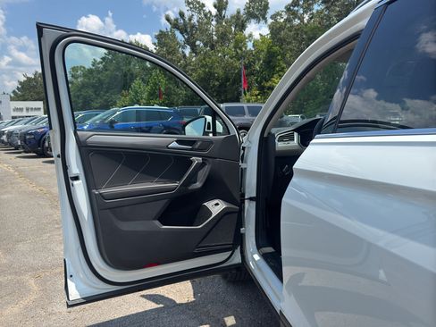 Used 2024 Volkswagen Tiguan SE AWD/4WD image 18