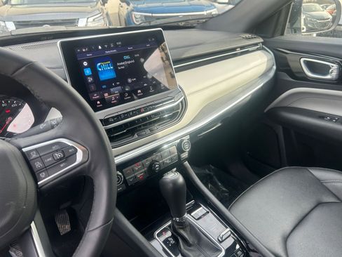 Used 2025 Jeep Compass Limited image 17