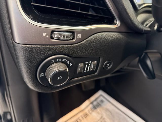 Used 2022 Jeep Cherokee Limited AWD/4WD image 18