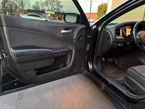 Used 2016 Dodge Charger SE w/ Blacktop Package image 12