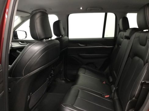 Used 2023 Jeep Grand Cherokee Limited w/ Black Appearance Package AWD/4WD image 10