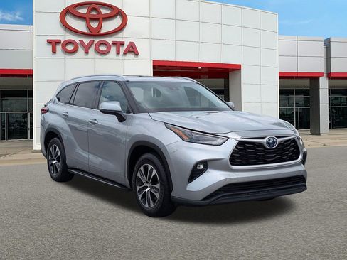 Used 2022 Toyota Highlander XLE FWD image 1