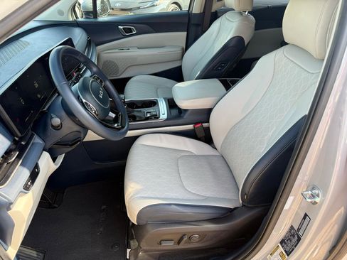 Used 2025 Kia Carnival EX image 7