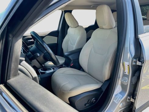 Used 2016 Jeep Cherokee Latitude w/ Comfort/Convenience Group FWD image 19