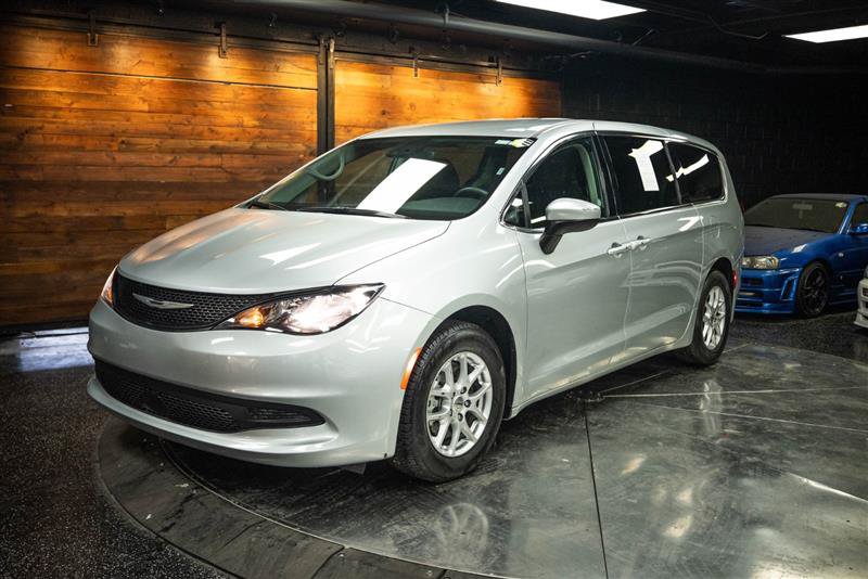 Used 2023 Chrysler Voyager LX FWD image 2