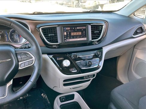 Used 2023 Chrysler Voyager LX image 18