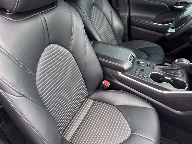Used 2024 Toyota Highlander XSE AWD/4WD image 16